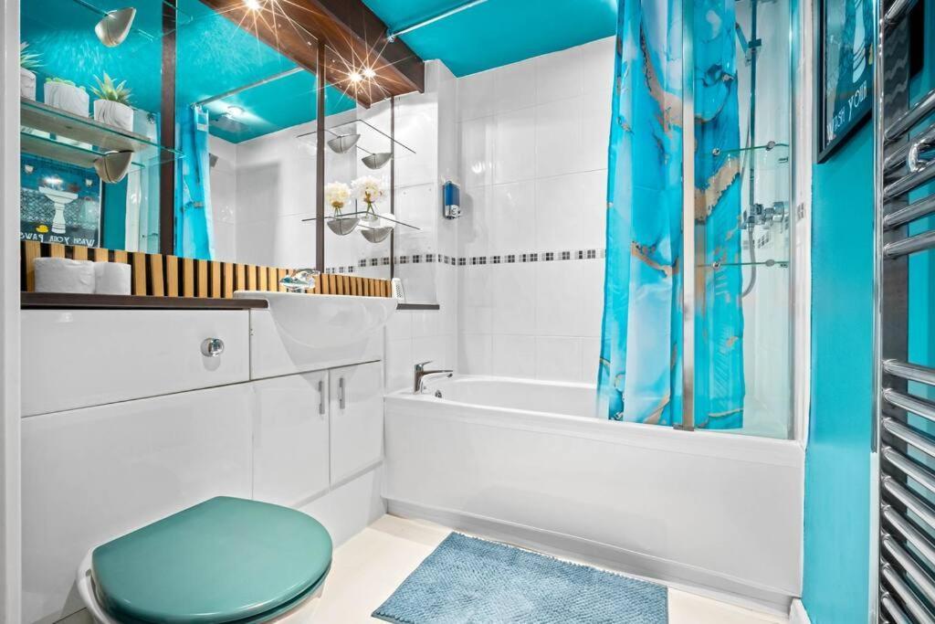 Top Floor City Centre Apartment - Sleeps 7 - 4 Beds - With Balcony And Parking - Smart Tv'S On Each Bedroom Wall - 5 Mins From Bullring, Selfridges, Moor Street Station - By Zena Stays Birmingham Bagian luar foto