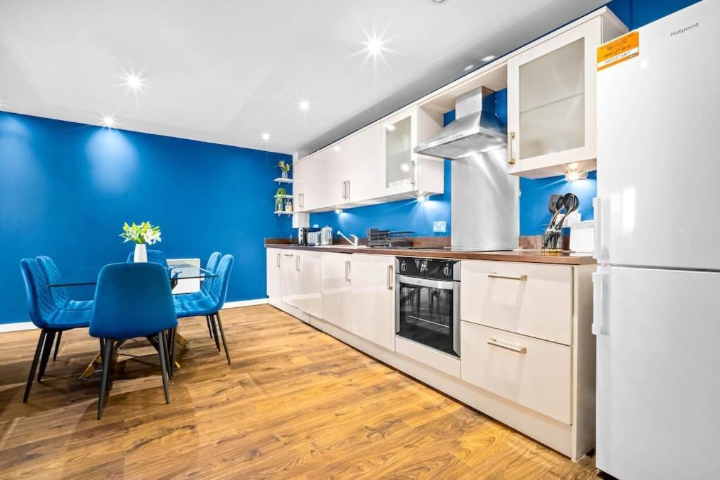 Top Floor City Centre Apartment - Sleeps 7 - 4 Beds - With Balcony And Parking - Smart Tv'S On Each Bedroom Wall - 5 Mins From Bullring, Selfridges, Moor Street Station - By Zena Stays Birmingham Bagian luar foto